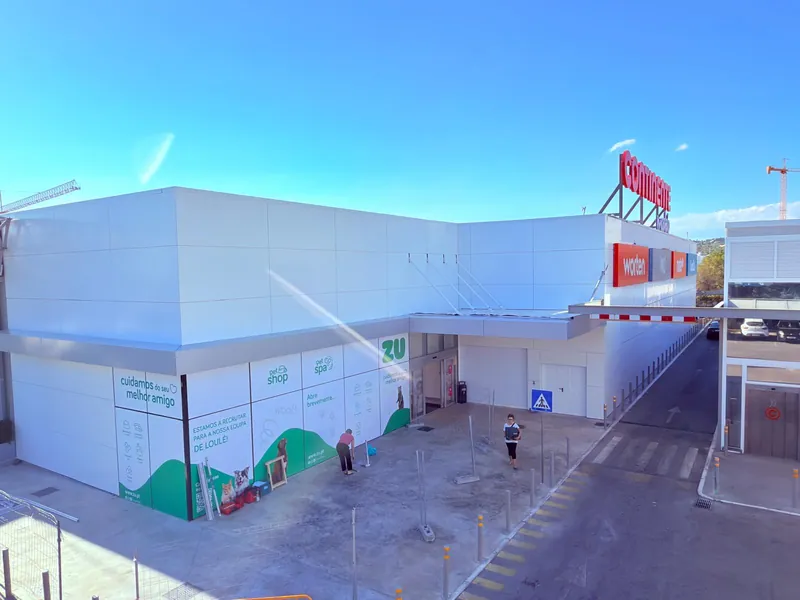 Vista do exterior branco do Continente de Loulé, numa obra executada pela FORMA